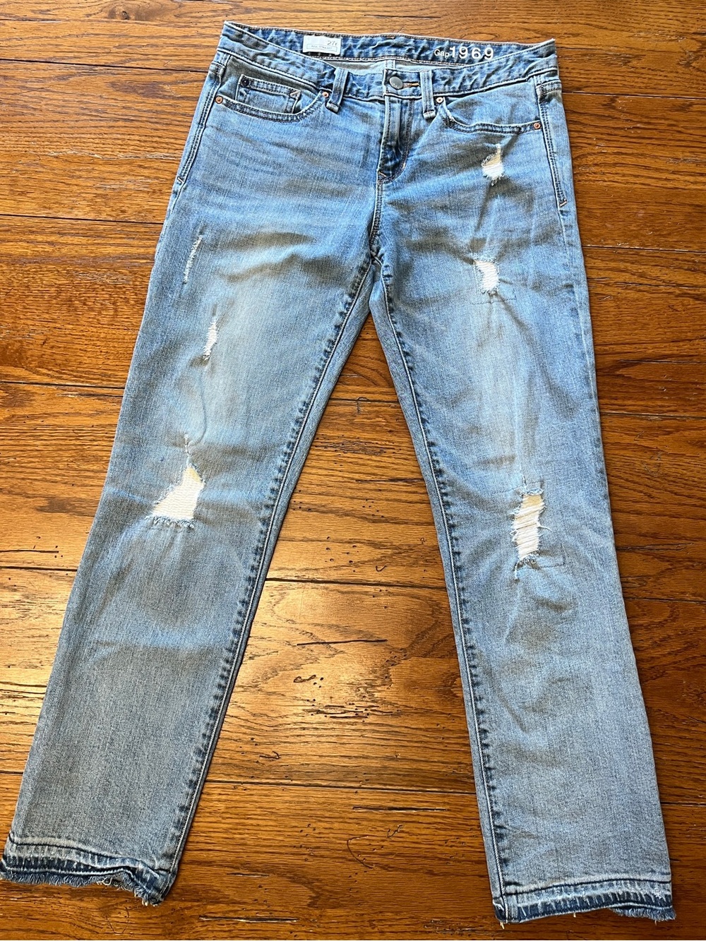 Gap Real Straight women’s jeans 27r distressed